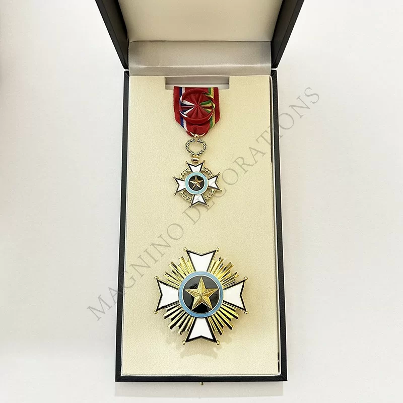 COFFRET DE GRAND OFFICIER DE L'ONM DE LA REPUBLIQUE DE CENTRAFRIQUE COFFRET DE GRAND OFFICIER DE L'ONM DE LA REPUBLIQUE DE CENTRAFRIQUE